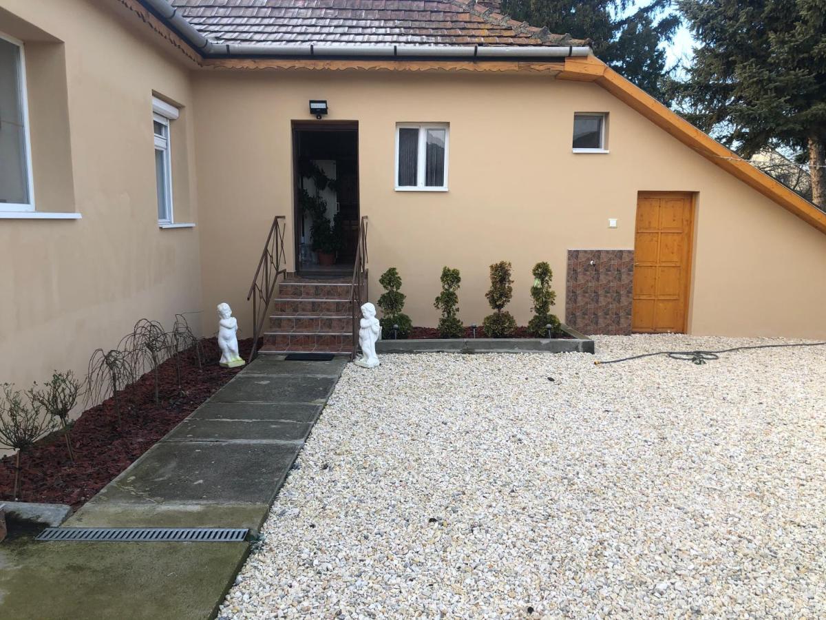 Törpi Vendégház Halmaj Esterno foto