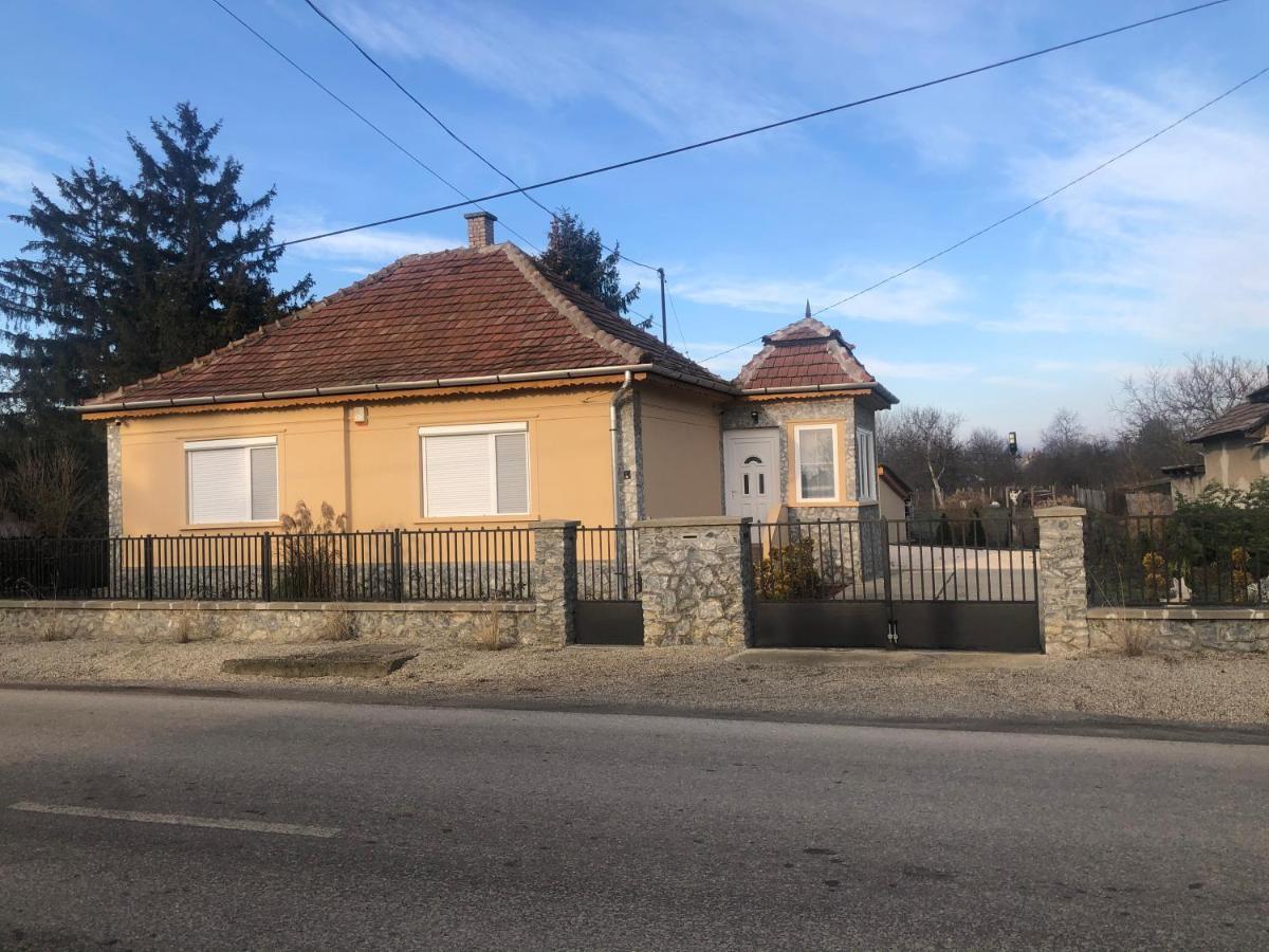 Törpi Vendégház Halmaj Esterno foto